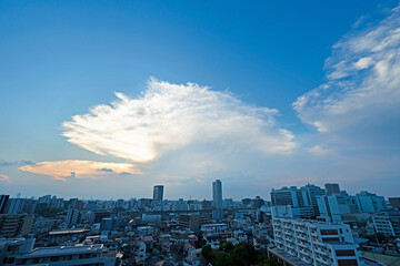 夏の雲と街