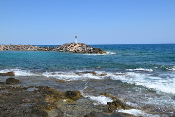 Bucht und Leuchtturm am Mittelmeer in Sissi, Kreta, Malia, Griechenland
