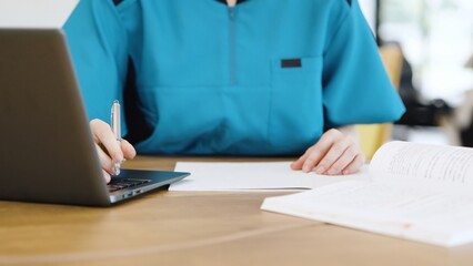 勉強をするアジア人介護士の手元