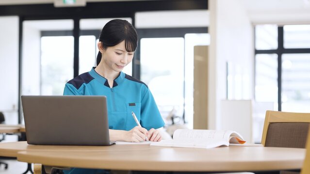 勉強をするアジア人介護士