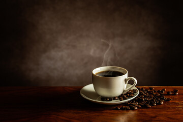 テーブルの上のホットコーヒーとコーヒー豆