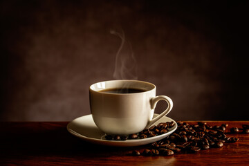 テーブルの上のホットコーヒーとコーヒー豆