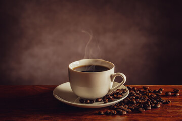 テーブルの上のホットコーヒーとコーヒー豆