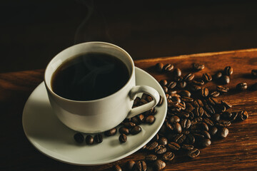 テーブルの上のホットコーヒーとコーヒー豆