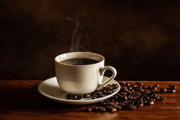 テーブルの上のホットコーヒーとコーヒー豆