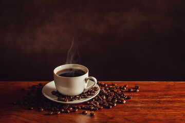 テーブルの上のホットコーヒーとコーヒー豆