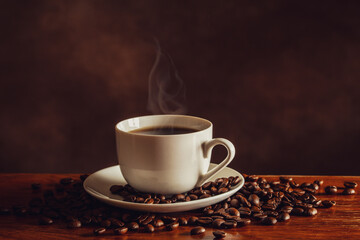 テーブルの上のホットコーヒーとコーヒー豆