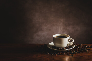 テーブルの上のホットコーヒーとコーヒー豆