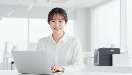 白を基調としたオフィスで微笑む事務職の女性