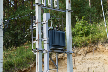 Obraz premium Installing power transformers is vital for ensuring a reliable electricity supply in nature
