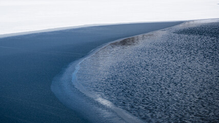雪が積もった湖　中綱湖　長野県大町市