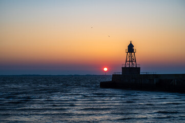 Sonnenaufgang an der Mole in Wi9lhelmshaven