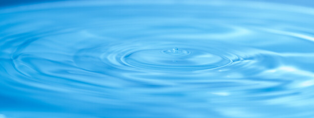 美しい水面の波紋の模様	