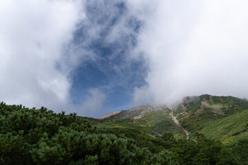 青空の中雲がかかる御嶽登山	