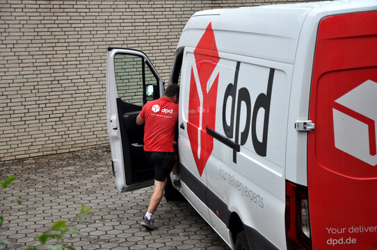 dpd: Lieferfahrzeug und Personal bei der Auslieferung.