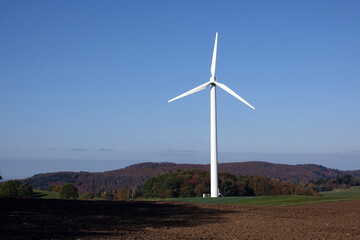 Fototapeta premium Windkraftanlage im Odenwald