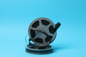 Obraz premium Cinema clapper and reel on a blue background 