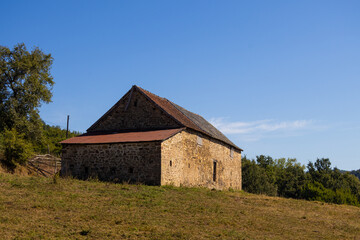 Obraz premium old barn in the countryside