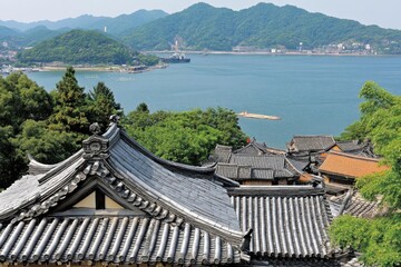 Naklejka premium Scenic view of mountains and water from a traditional roof. Concept of nature and architecture.