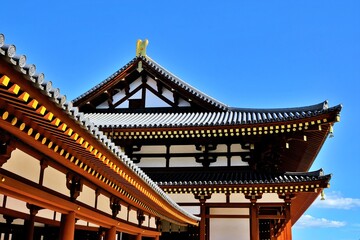 Fototapeta premium 奈良、藥師寺、佛寺、寺院、文化財、木造建築、古代建築、日本文化、歷史名勝、文化財、木、綠色、青空、写真素材 