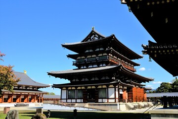 奈良、藥師寺、佛寺、寺院、文化財、木造建築、古代建築、日本文化、歷史名勝、文化財、木、綠色、青空、写真素材	