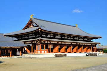 Obraz premium 奈良、藥師寺、佛寺、寺院、文化財、木造建築、古代建築、日本文化、歷史名勝、文化財、木、綠色、青空、写真素材 
