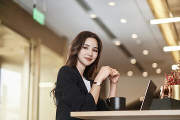 The woman in the coffee shop