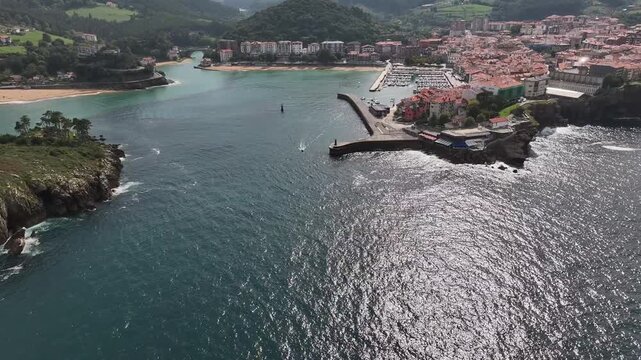 Faro de Lekeitio en el muelle de entrada al puerto, Pais Vasco