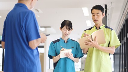 Obraz premium 研修を受けるアジア人介護士