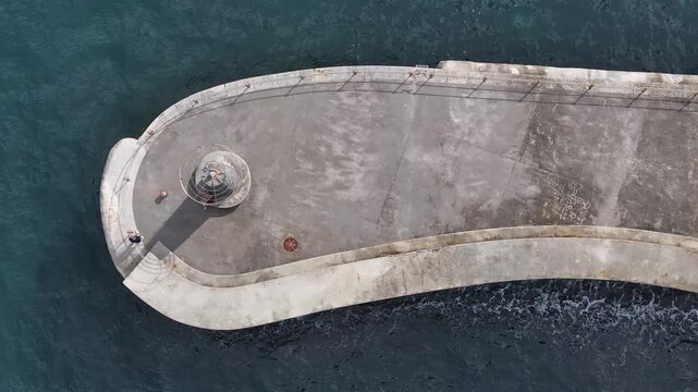 Faro de Lekeitio en el muelle de entrada al puerto, Pais Vasco