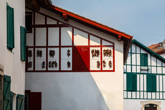 Piment d'Espelette en train de s&eacute;cher sur les fa&ccedil;ades, Espelette, Pays Basque, France