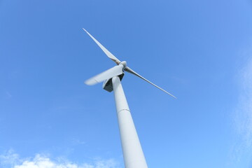 Vista ravvicinata dettagliata di una turbina eolica; visualizzazione generatore, rotore e lama