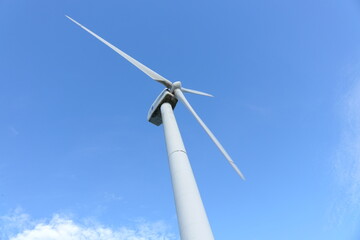 Vista ravvicinata dettagliata di una turbina eolica; visualizzazione generatore, rotore e lama