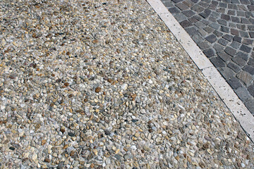 Béton désactivé décoratif, bordure travertin et pavé quartzite pour aménagement de jardin, cour et allée, ou aménagement de ville