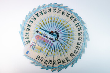 Circular arrangement of 20 euro banknotes spread out like a fan on a white background, symbolizing finance, savings, and monetary wealth.