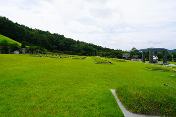Obraz premium Scenery of a memorial park cemetery, a solemn and peaceful burial space in nature.