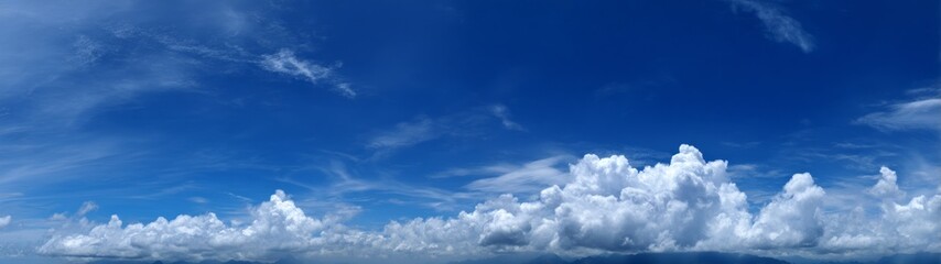 Obraz premium Scenic hdr panorama of cloudy sky over ocean captured in vibrant colors