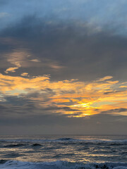 Die Sonne &uuml;ber dem rauem Meer - Nordsee Sonnenuntergang in orange und grau