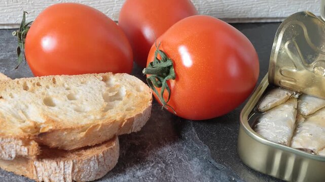 pan tostado tomate conserva pescado
