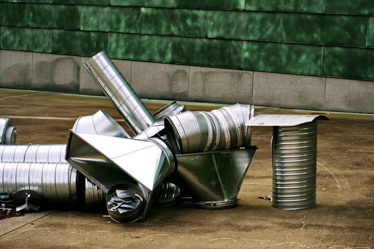 Grands tuyaux en acier  de  syst&egrave;me d'air conditionn&eacute; en attente de pose.