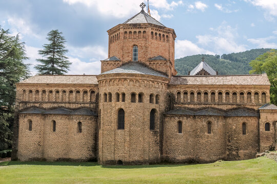 monasterio medieval de santa Maria de Ripoll, Joya del arte romanico con su alta torre en Ripoll, Girona, Spain