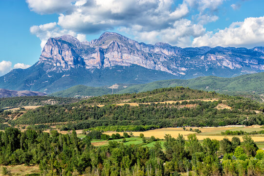 paisaje de altas monta&ntilde;as un valle con bosques verdes en verano y un cielo cargado de nubes, pirineo aragon&eacute;s, Huesca, Spain