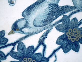 Detailaufnahme einer asiatischen, blauen, Vintage Dose mit floralem Aufdruck mit Blüten und Vogel auf einem Ast