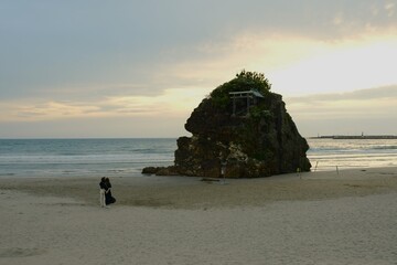 神迎え神事の舞台である、島根県出雲市出雲大社近くの稲佐の浜に詣でる二人の女性