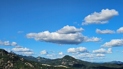 Cumulus clouds over mountain landscape 산 위에 펼쳐진 적운 구름