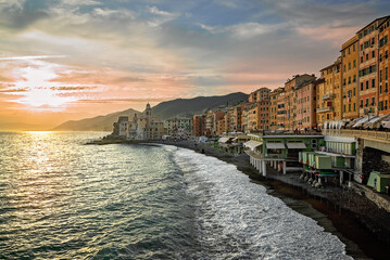 Tramonto dorato su Camogli: il fascino del borgo ligure tra mare e colori