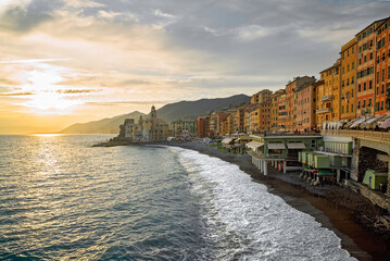 Tramonto dorato su Camogli: il fascino del borgo ligure tra mare e colori
