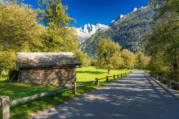 Schweiz, Engadin, Bergell; märchenhafte Alpenlandschaft im Bergell; Berge: ganz links Piz Grand (2459m), Mitte: Punta Pioda (3238m), re: Sciora Dadent (3275m)