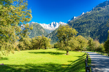 Schweiz, Engadin, Bergell; märchenhafte Alpenlandscahft im Bergell; Berge: Mitte: Punta Pioda (3238m), re: Sciora Dadent (3275m), re: Pizzi Gemelli (3262m) Pizzo Cengato (3368m)