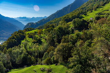 grandiose, märchenhafte Berglandschaft im Engadin; Blick vom Bergdorf Soglio nach Süden
Schweiz, Engadin, Bergell, Soglio